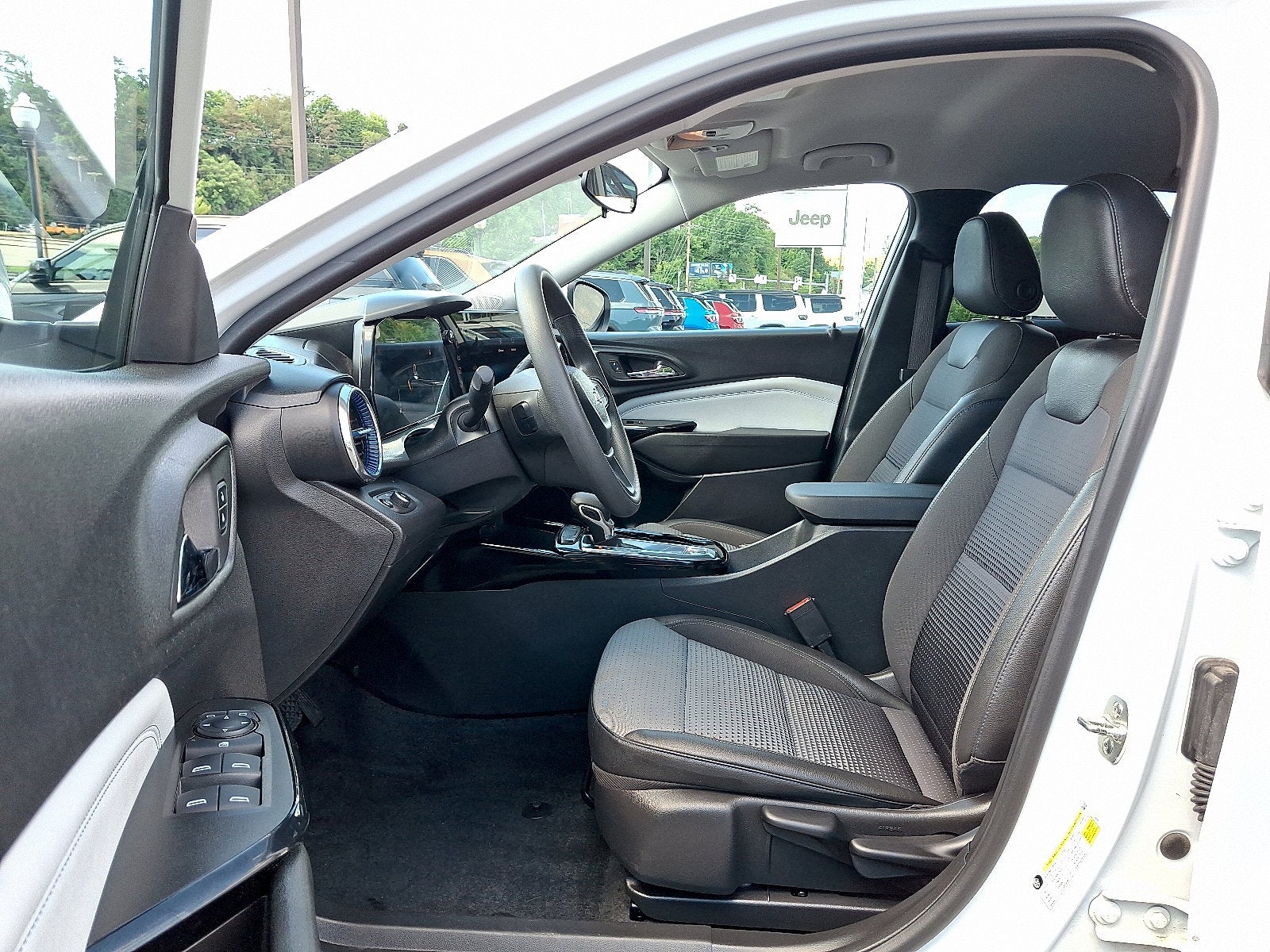 2025 Chevrolet Trax FWD LT