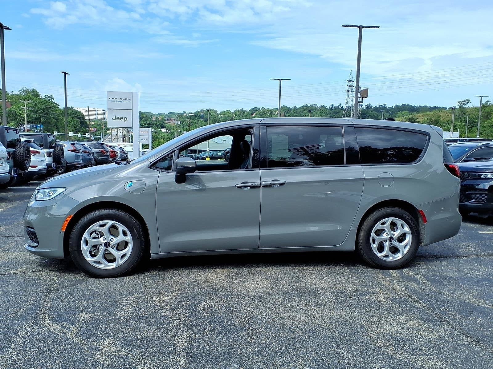 2023 Chrysler Pacifica Hybrid Touring L